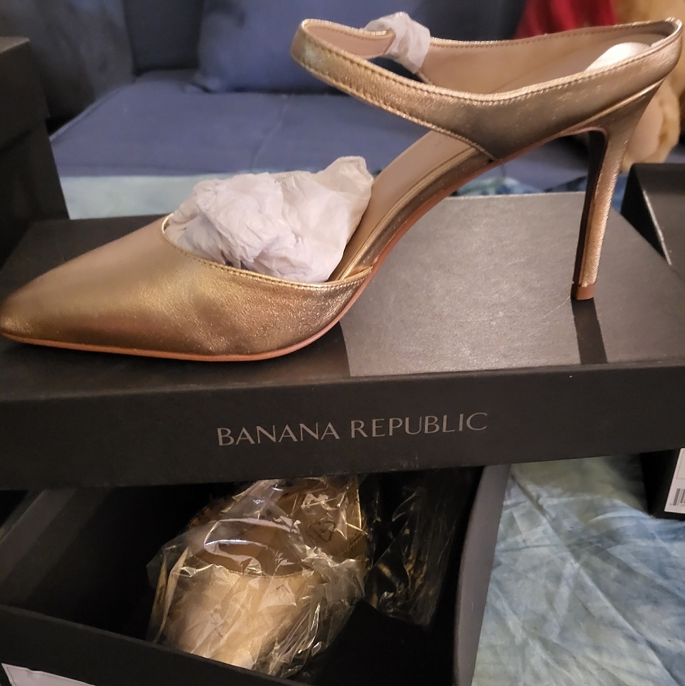 Banana Republic NQT gold heels